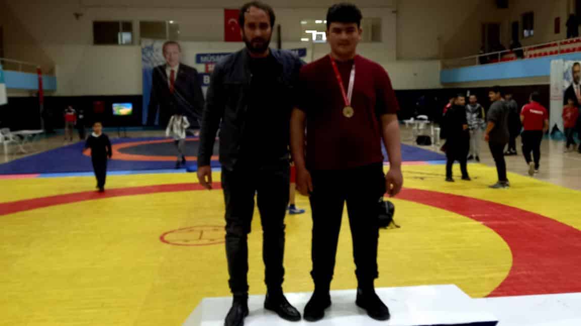 Adana Yıldızlar Serbest Güreş Müsabakasında Öğrencimiz Ali Kemal KALDIRIM il birincisi olmuştur.